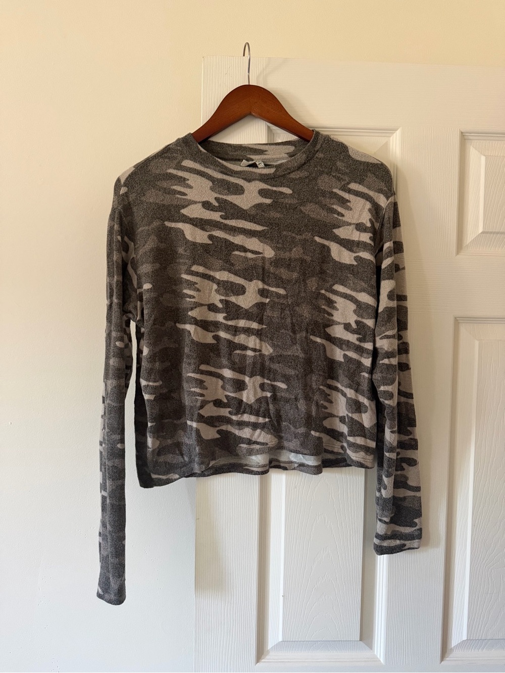 Mudd Girls' Gray Camouflage Long-Sleeve Tee